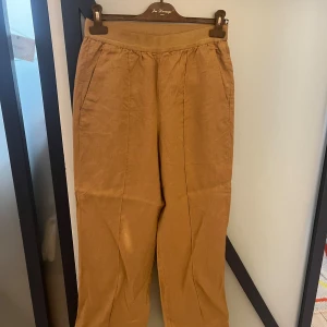 Linnebyxor - Säljer mina gamla linnebyxor. De har använts typ 2 gr. Passar XS-M De är äkta linne, superbra kvalite Inga defekter💓
