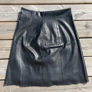 Lindex- skinnkjol - Supersnygg skinnkjol ifrån Lindex som har en dragkedja på sidan. I bra skick och är storlek 34/S💖