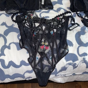 Body  - Hej, säljer min body jag köpt då den inte passar mig den är oanvänd bara testad, testad med egna underkläder under den, den är i storlek S Ny pris 1000kr Mitt pris 600kr 