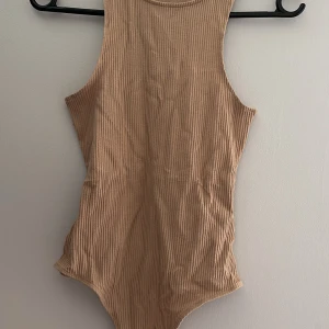 Body  - Fin beige body från picese/Vila. Max använd 1 gång 