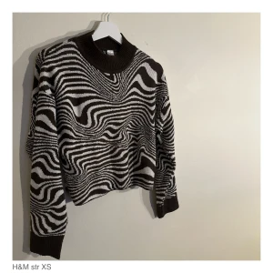 Snygg stickad tröja i brunt/vitt - Snygg stickad tröja från H&M, mönster i brunt och vitt. 