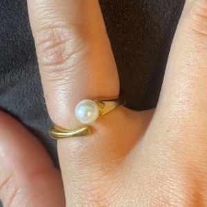 Guldring - Justerbart, har två därför säljer jag. Rostfritt stål