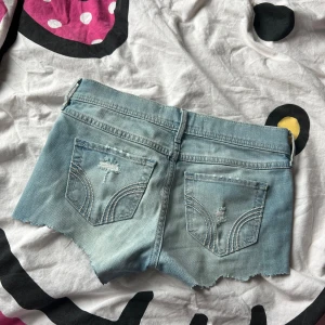 hollister shorts - jeans shorts från hollister - jag har själv klippt i de så de är lite ojämna men går säkert att fixa lätt🌺🌺