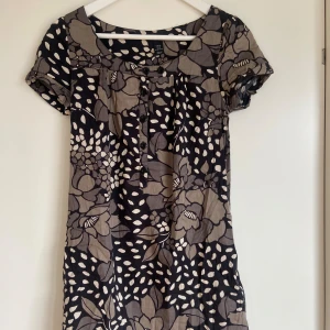 Blommig klänning  - Fin blommig klänning i stl 34 från hm i bra skick.  Den är i ganska kort modell och går strax nedanför rumpan.  Klänningen har inbyggda fickor!   Skön klänning som kan användas till både fest och hemma❤️