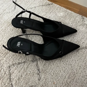 Svarta klackar från Zara - Svarta klackar från Zara, använda en gång. Storlek 39 men jag har 38 och det funkar också