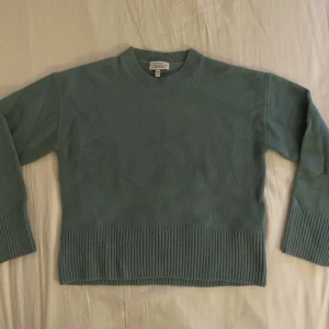 Stickad tröja  - Grön stickad tröja från Other Stories i stl XS, helt ny 🤍