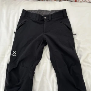 Haglöfs byxor - Ett par riktigt sköna haglöfs byxor till ett riktigt bra pris beroende på att just denna modell inte göra längre. Byxornas insida är gjort i fleece som är väldigt bekvämt att gå i.