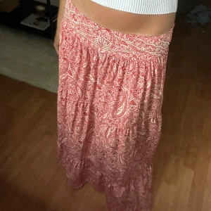 Kjol - Eftertraktad kjol från Zara. Storlek XS. Har sytt upp den för att passa min längd, jag är 164 cm och den är lite över golvet. Använd 1-2 gånger och därmed i bra skick. 