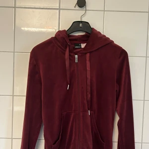 Kofta - Jag säljer denna fina och sköna koftan i vinrött i storlek XS, den är i bra skick. Kontakta mig för mer info eller bilder på den 🫶