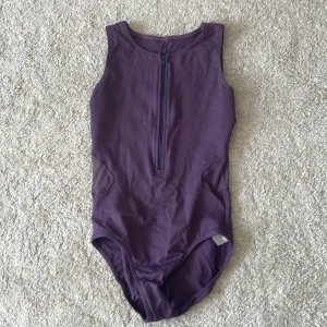 Lila gymnastikdräkt - Lite trådigt på sidorna men det går nog att fixa, annars bra skick. Köpt är köpt!!