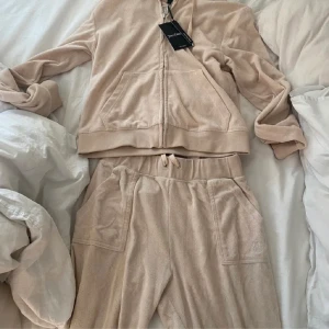 Juicy sett - Intressekoll på mitt juicy sett i storlek M. Lånade bilder från säljaren. Helt nya när jag köpte och har endast använts 2-3ggr utav mig ❤️❤️