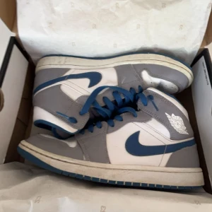 Jordan 1 Mid  - Air Jordan 1 Mid (cement grey/white-true blue) Size: Eur 42 ( UK 7,5) Nypris: 1600 kr Mitt pris : 500 kr  Skick: 8/10 Säljer för passar inte längre. Hör av dig med frågar och prisförslag om du undrar något 😃