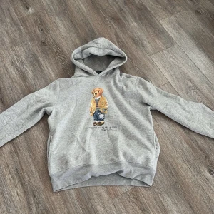 Ralph lauren hoodie  - Säljer nu min Ralph lauren hoodie som blivit lite för liten. 