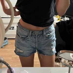 Jeans shorts - Jeans shorts från hm med slitningar!
