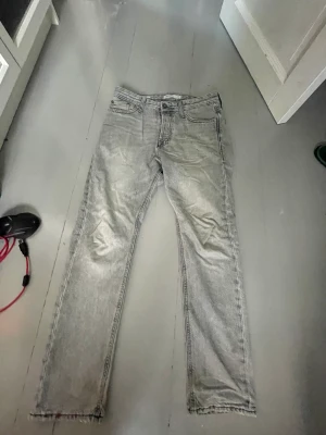 Jack and Jones jeans - Säljer dess trendiga Jack an Jones jeansen. Använda som mest när dom var trendiga men nästan glömt dom nu. Väl omhändertagna med slitningar vid ankeln och ett litet märke vid vänster vad.