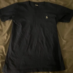 Polo Raulph Lauren - Fint skick och väldigt stilren nu till sommaren de står att den har storlek M men den är väldigt liten för att vara M så säger att den passar S eller XS. Har ni frågor om den fråga🌟(priset är ej hugget i stenen)
