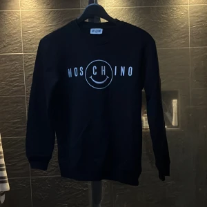 Moschino crewneck - Storlek 155-165cm. Knappt använd, bra kvalite, nypris 1200kr. Skriv för mer info 