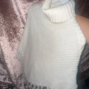 Poncho, romata perfekt till hösten! - Säljer nu min jätte snygga poncho som är som ny. Inte använd nån gång . Då ja köpte den för några veckor sedan men tyckte it riktigt  jag passa i den tyvärr❤️ inga skador elle liknade. Pris kan diskuteras sp jag vill bli av me den☺️ hör av er på dm!