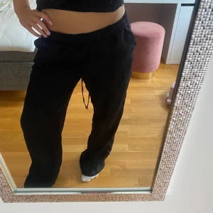 Svarta linnebyxor Zara - Här är ett par svarta linnebyxor i fint skick från Zara. Jag har använt byxorna vid fåtal tillfället och säljer de pga att de är för stora för mig. Jättefina byxor som funkar att ha året runt. Hör av er för mer bilder. 