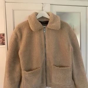 Teddyjacka  - Teddy jacka/ jacka i pile från Veromoda. Superbra skick knappt använd, pga passar inte mig. 