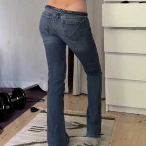 Fina Lågmidjade jeans  - Fina Lågmidjade jeans, personligen tycker ja dem är mycket finare nedvikta, i storlek 27, inga defekter💗