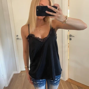 Spets linne - Super fint spets linne (svart) använd fåtal gånger så bra skick! ☺️☺️