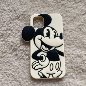 Mickey mouse mobilskal silikon - Silikonskal IPhone 11 mickey mouse (Disney). Helt oanvänd och är i bra skick. 