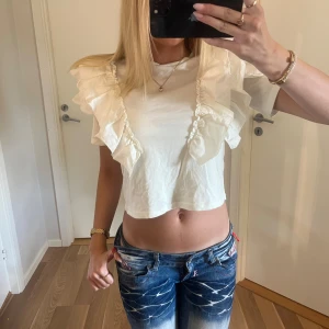 Vit blus  - Super fin vit blus med stora volanger, knappt använd, så väldigt bra skick! 🤗🤗