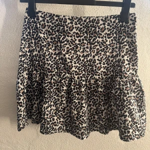 Leopard kjol mini skirt - Säljer denna oanvända leopardkjolen med prislapparna kvar ifrån nly trend! 🩷i storlek 36