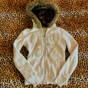 2000s aeropostale zip up - ✰*฿✩‧₊˚ läs gärna köpvillkoren innan köp ✰ storlek S ✰ aldrig använt själv men köpt second hand, pälsen är i gott skick men inte lika fluffigt som nyskick ✰ inga bilder på, den är för liten ✰ skriv vid frågor💋