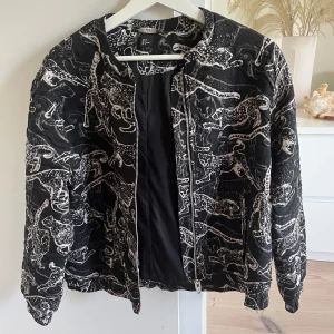 Cool jacka - Så cool jacka med djurmönster! Toppen skick, sitter som en storlek s/xs