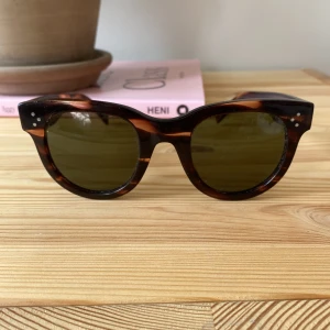 Celine glasögon  - I bra skick, men väl använda glasögon från Céline.