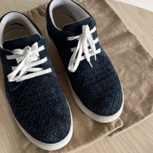 Bottega Veneta skor  - Säljer dessa snygga Bottega Veneta skor i väldigt bra skick inga defekter alls kanske skulle behöva en tvätt, Nypris runt 8000, skriv vid funderingar  Tar även byten 