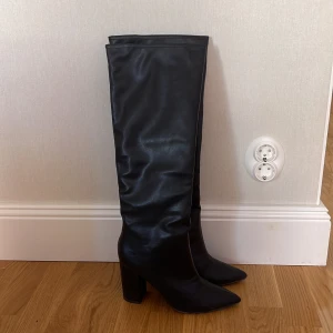 Wide knee high boot  - Vida höga boots med klack på 10 cm. Använda en gång.