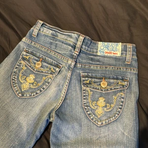 Lågmidjade bootcut jeans!  - As snygga jeans i storlek M men sitter mer som en S. Har endast använts 1-2 gånger då de är för korta i längd för mig. Jag är 165 cm så de passar nån som är kortare! Längden på jeansen är 30 och midjemåttet är 70 👌🏻