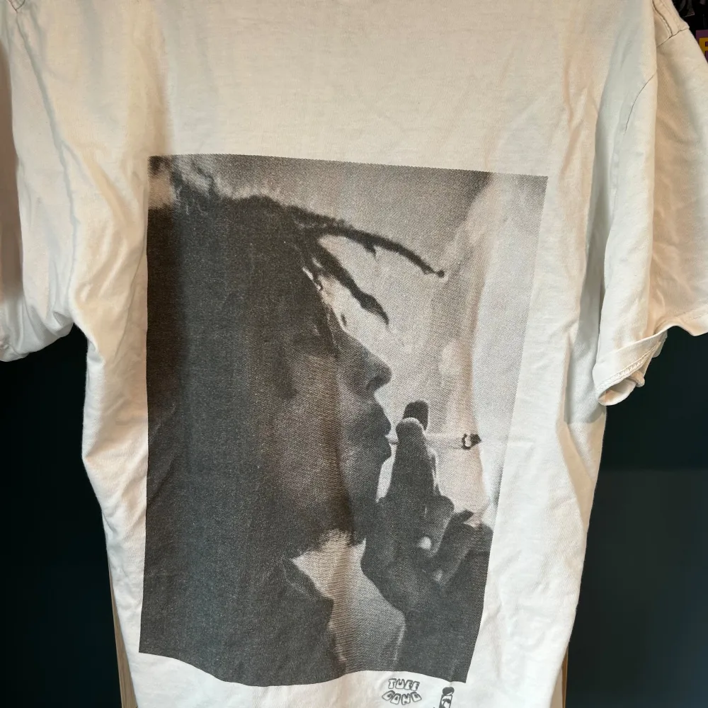 Det är en en fett t-shirt från stussy med en bakgrund av den feta iconen Bob Marley🫶🏽🫶🏽Bra skick 7/10. Passar mig på 175 cm perfekt. För fler frågor skriv bara💪🏽💪🏽💪🏽💪🏽. T-shirts.