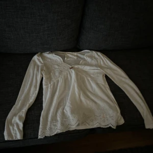 Odd Molly blus - Odd Molly blus säljes. Den är i storlek S och är superfin, det enda som är att det är ett litet hål längst ner på ena ärmen samt ett hål vid armhålan