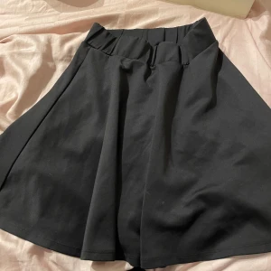 Svart kjol - Den är använd några gånger. Storlek 158-164 svart kjol