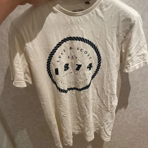 Lyle & scott tshirt - Storlek: S  Skicka 7/10 pågrund av hålen i tröjan