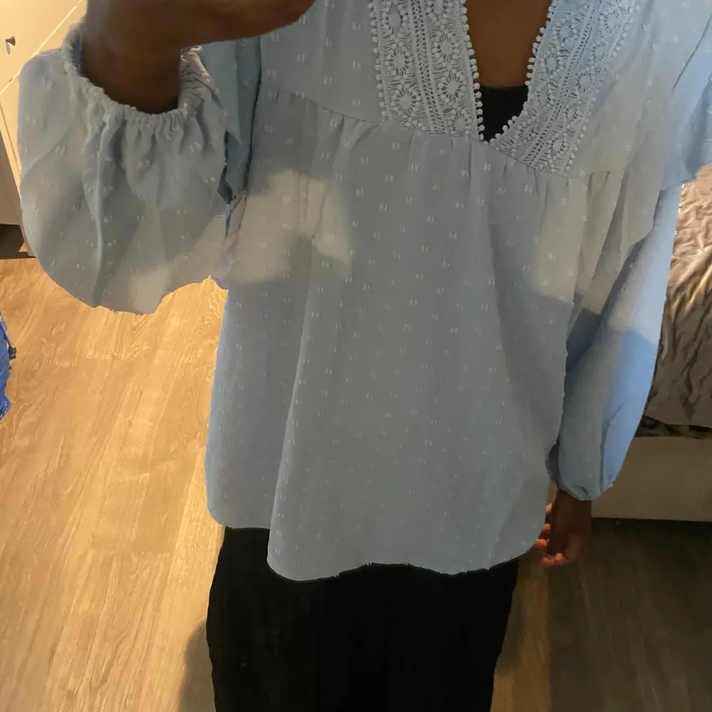 En super fin babyblue blus och aldrig använd. Blusar.