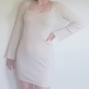 Vit klänning - Fin klänning från H&M färg cream vit. Tryck på köp nu💕