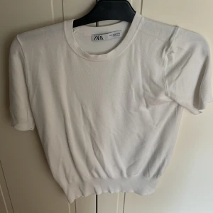 Stickad T-shirt  - Från zara och knappt använd. Storlek M. Säljer då den är lite för stor men tycker den är skitsnygg! Säljs inte längre. Kostar 200kr hos mig. 