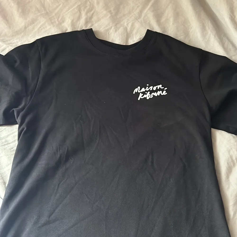 Säljer dessa två riktigt feta maison kitsune t-shirts skick 10/10 helt nya storlek s säljer dessa för 800 kr styck. T-shirts.