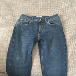 Ginatricot jeans - lågmidjade jeans från ginatricot, använt fåtal gånger, inga defekter!  pris kan diskuteras💓orginalpris 500kr skriv privat vid frågor eller önskemål om bild med jeansen på!