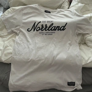 Norrlands t-shirt - Säljer min fina Norrlands t-shirt🤍Endast använd ett fåtal gånger! Den är i storlek XS men sitter mer som en S! Skriv för mer info eller fler bilder!🤍