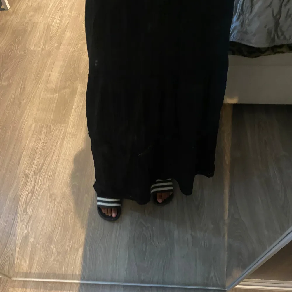 Svart långkjol med detaljer på . Hameet.