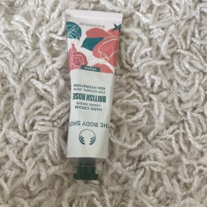 Handkräm från the body shop. - En nästan helt ny handkräm från the body shop, i doften british rose. Har använt den ungefär 2 gånger.💕