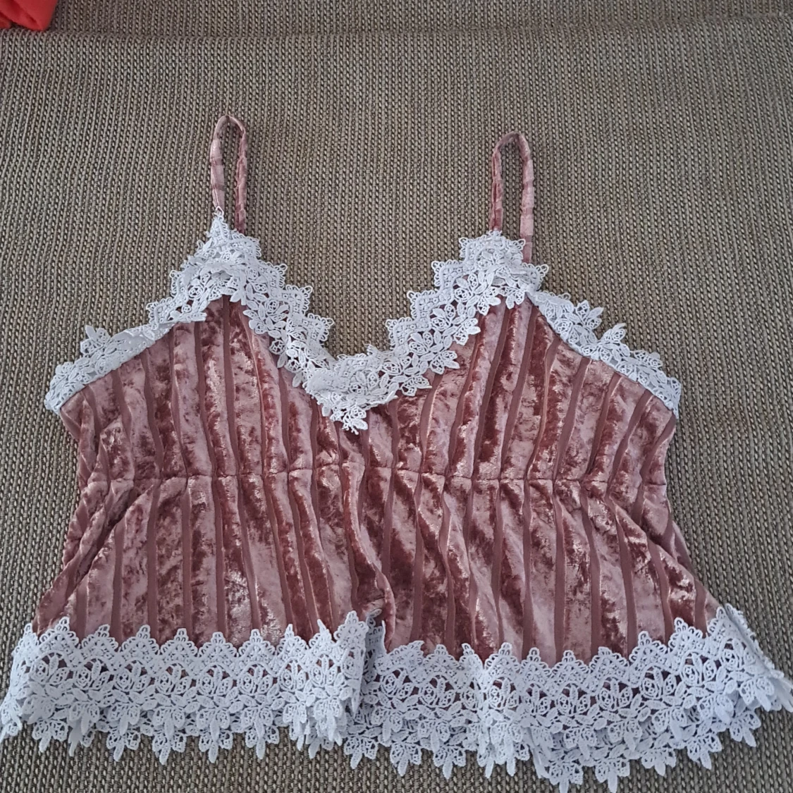 Rosa sammetstopp med spetsdetaljer