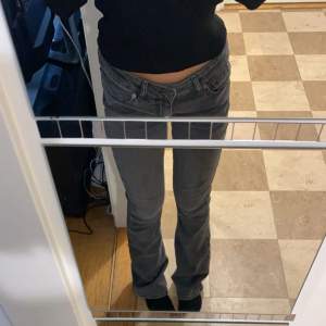 Säljer mina skitsnygga gråa Low waist jeans från junkyard som bara använts några gånger. 