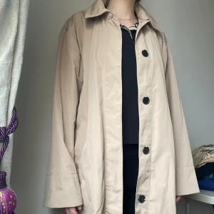 Trenchcoat - Vattenavvisande trenchcoat från Monki💫 i bra skick och storlek S!